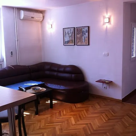 Holiday'n'deluxe Suites * סקופיה