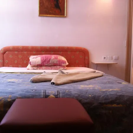 Holiday'n'deluxe Suites סקופיה