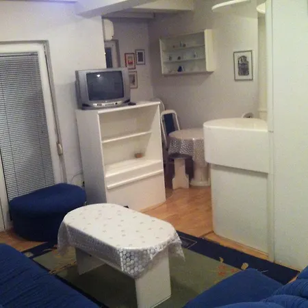 Holiday'n'deluxe Suites * סקופיה