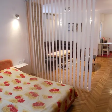 Holiday'n'deluxe Suites דירה סקופיה