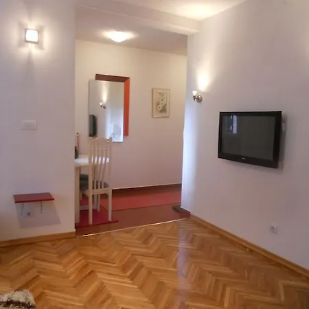 Holiday'n'deluxe Suites * סקופיה