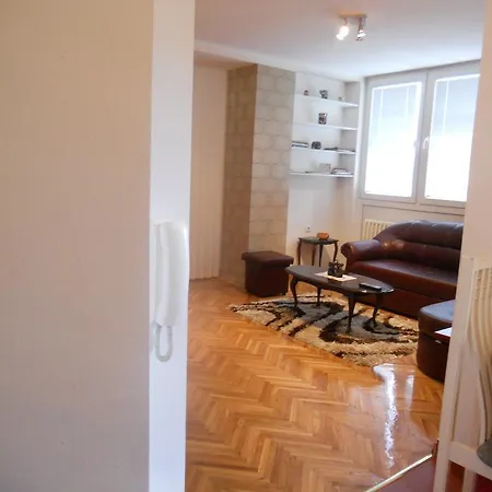 Holiday'n'deluxe Suites * סקופיה