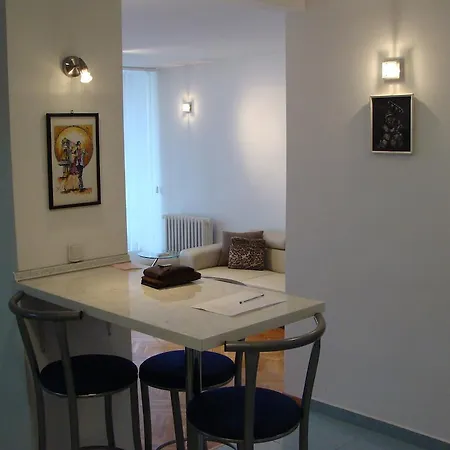 Holiday'n'deluxe Suites * סקופיה