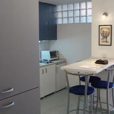Holiday'n'deluxe Suites סקופיה
