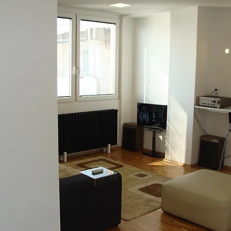 Holiday'n'deluxe Suites * סקופיה