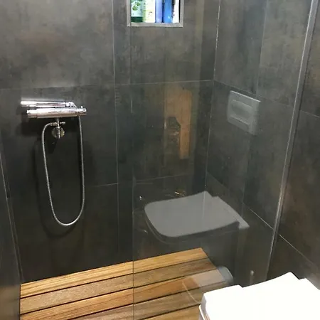 Holiday'n'deluxe Suites * סקופיה